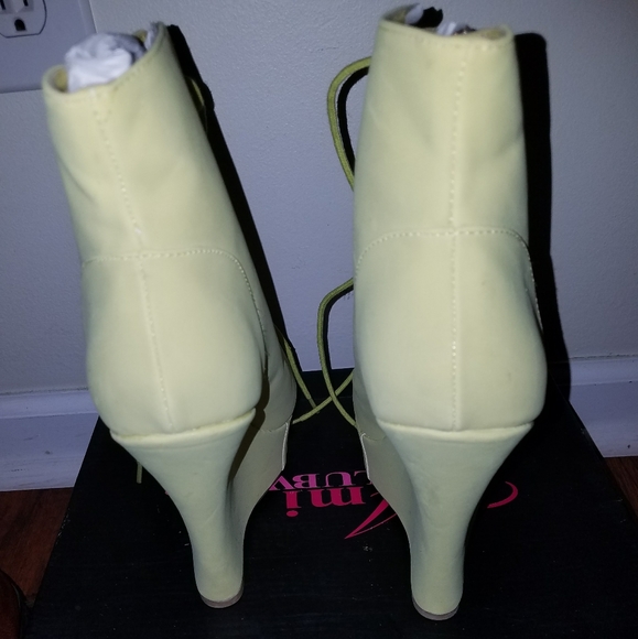 Heels - Picture 2 of 3